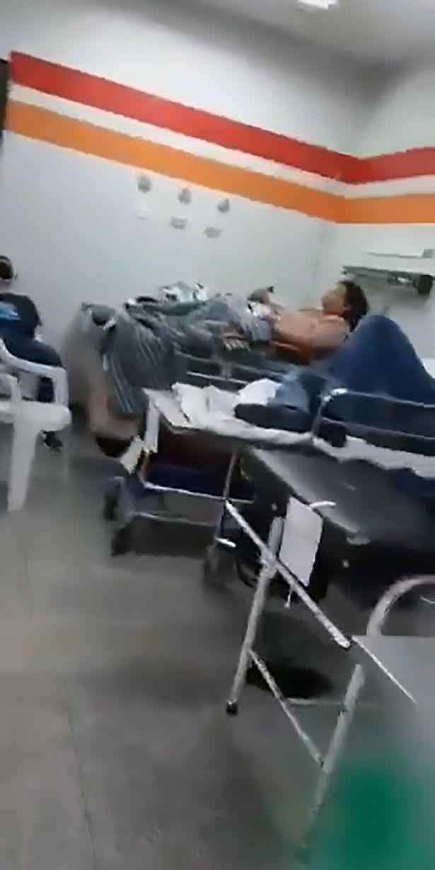 新冠肺炎病人和死者遗体仅隔着张床 医院内部惨烈景象曝光