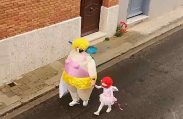西班牙父女扔垃圾盛装打扮成整条街最靓的仔