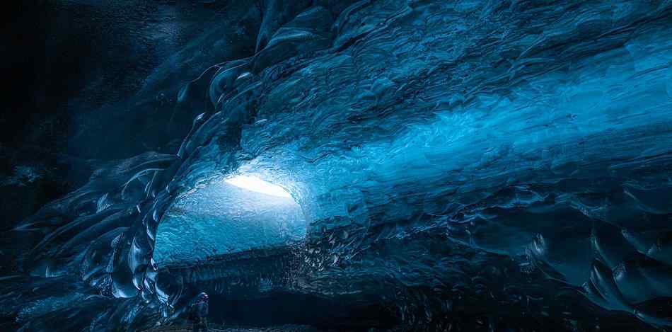 冰川下的巨型隧道：冰岛的冰川为什么是蓝色的