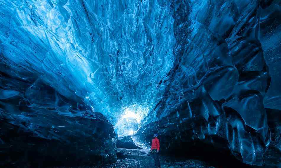 冰川下的巨型隧道：冰岛的冰川为什么是蓝色的