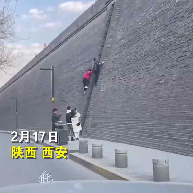 男子徒手攀爬西安600年古城墙 同伴还拍照起哄 网友怒了！