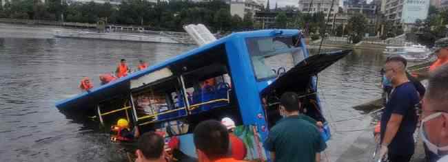 贵州一辆载有几十人的公交车突然转弯冲进水库，落水者自救画面被