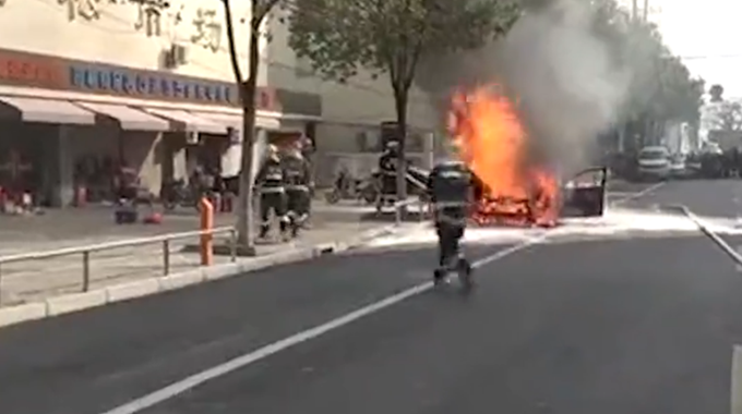 ​上海一熊孩子疑玩鞭炮烧了自家轿车 烧到只剩车架子