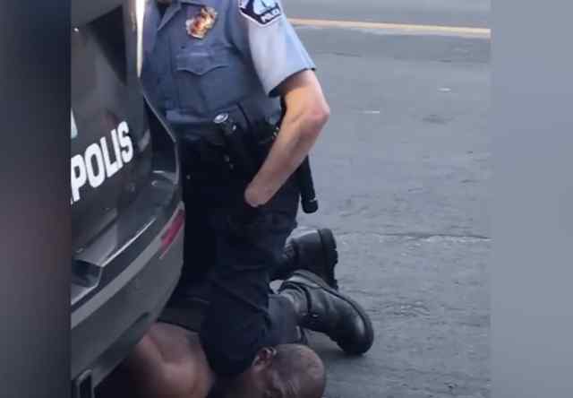 明尼苏达州黑人男子乔治·弗洛伊德被警察跪压8分多钟后死亡
