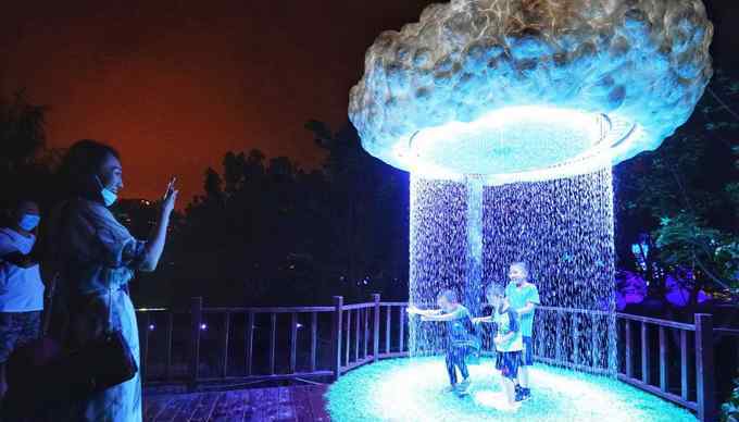 北京玉渊潭公园 8月20日起，晚上到北京玉渊潭公园看“樱花雨”飘落