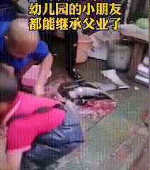 小朋友在鱼摊熟练杀鱼的视频走红网络 去鱼鳞动作一气呵成