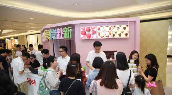吃货节 吃货节还能怎么搞？百草味“零食快闪店”解锁新玩法