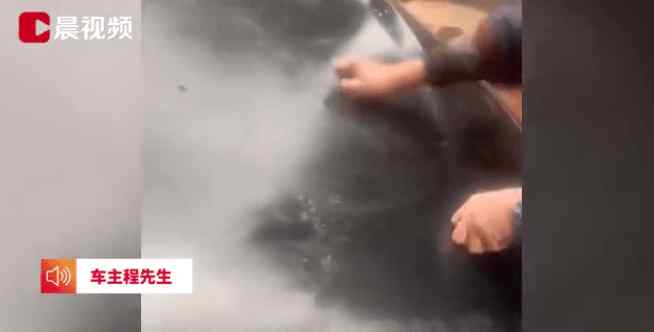 老父亲用钢丝球帮儿子洗车 秒变“星空漆”！儿子：不维修了