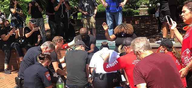 白人警察跪着为黑人洗脚＂示爱＂!