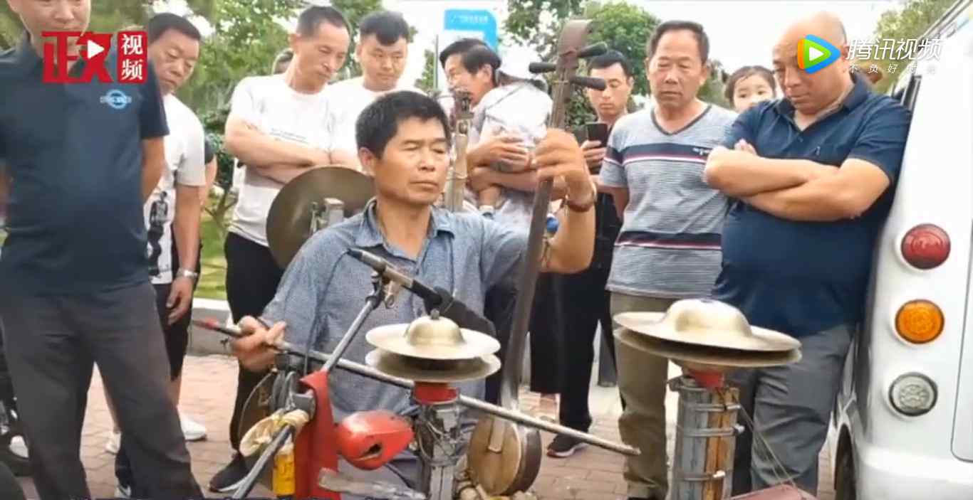 一残疾大叔同时演奏13种乐器 并把发明的乐器申请专利