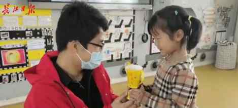 幼儿园女孩发型 幼儿园男老师获“最佳梳头奖”奖杯，特意在网上学习“艾莎公主”发型