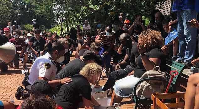 白人警察跪着为黑人洗脚＂示爱＂!