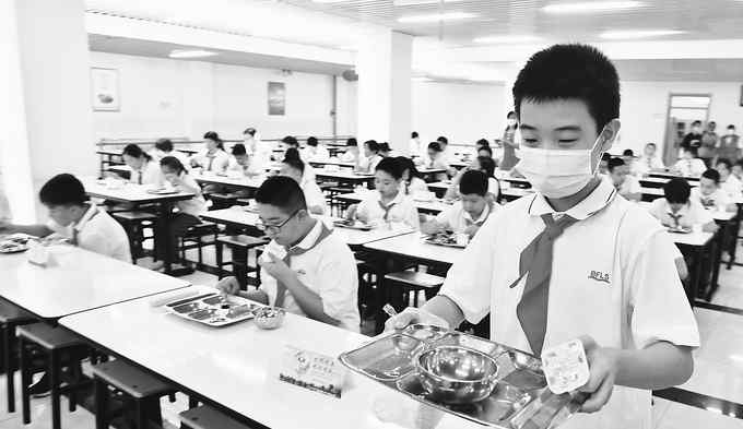西城区外国语学校 北京西城区外国语学校，新生开学第一餐流行语变成“少盛一点”