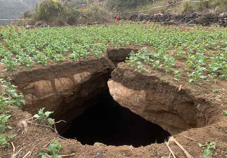 贵州一地突然塌陷出38米深坑 网传有地下宝藏？官方回应来了！