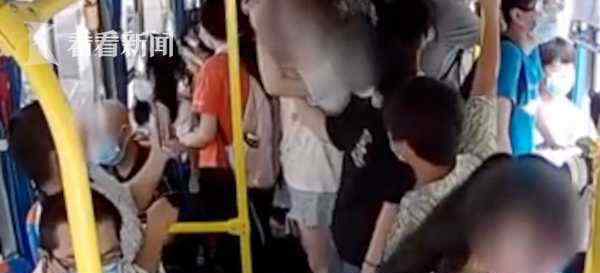 近日，湖北一名男子公交上多次对女乘客伸“咸猪手”，还拿出手机录像，车内一名女学生用伞柄打掉