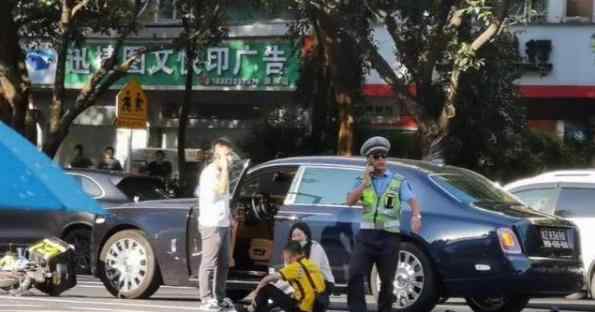 8月8日，广州一外卖小哥违规撞上一辆劳斯莱斯，吓得他直接瘫坐大哭，女车主下车后蹲在小哥面前却