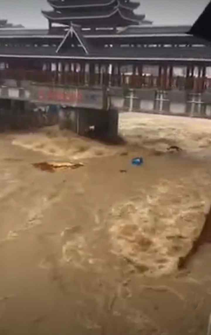 7月26日，湖北建始县暴雨肆虐，河道洪水迅速上涨冲入县城，沿岸汽车接连被卷走，可怕现场曝光。