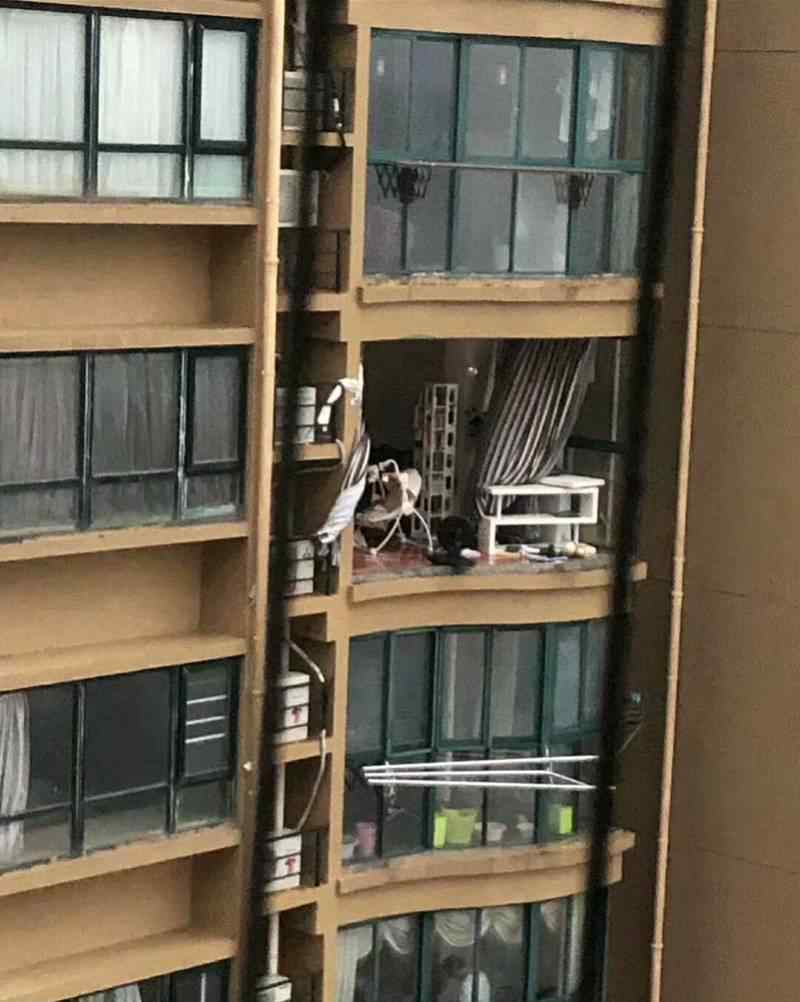 8月4日，浙江一女子在11楼关窗时被台风吹落坠亡后丈夫痛哭，当时连阳台的窗户和洗衣机都被吹走，