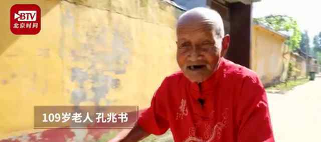 109岁老人骑车遛弯 怀着乐观的生活态度
