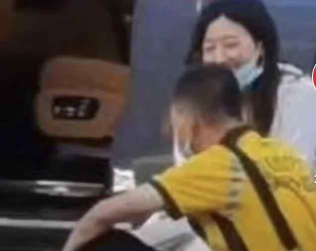 8月8日，广州一外卖小哥违规撞上一辆劳斯莱斯，吓得他直接瘫坐大哭，女车主下车后蹲在小哥面前却