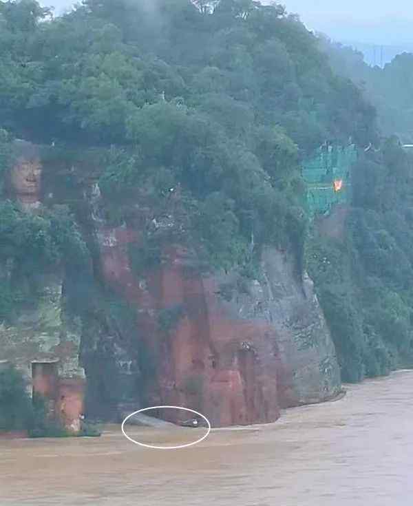 近日，四川连日暴雨洪水上涨，乐山大佛首次出现70年来罕见景象，现场画面曝光。