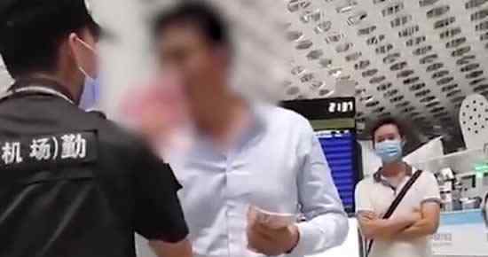 男子发飙用钱砸保安 还用言语侮辱