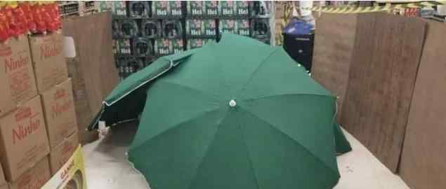 家乐福员工猝死用伞遮住继续营业 引发大量批评