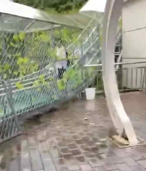 辽宁虎谷峡玻璃栈道发生事故 多名游客受伤