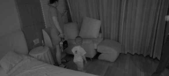 女子带娃私闯豪宅躺床上吹空调睡 夜晚擅闯民宅