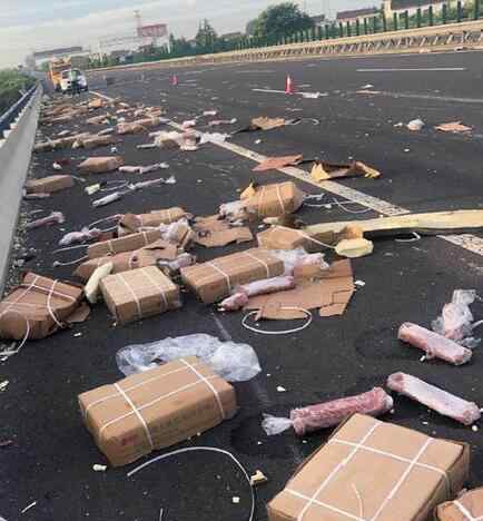 8月4日，江苏一辆货车发生事故，车上10吨猪肉散落一地遭哄抢，最后只剩3吨，货主崩溃拍下无耻一