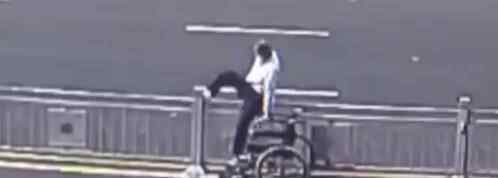 大爷坐轮椅横穿马路