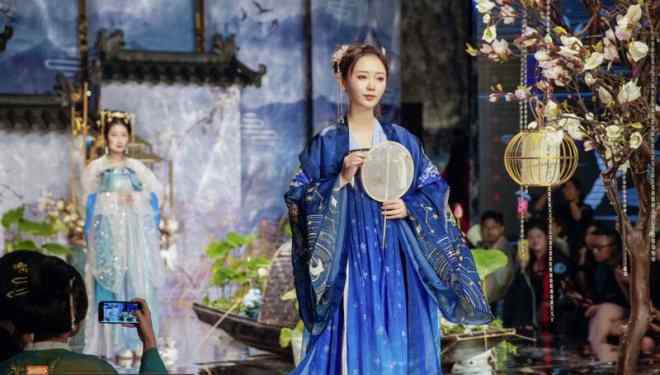 中国传统服饰 “in77·华服时尚周”开幕 让千年中华传统服饰变身新潮流