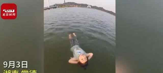 2岁萌娃10分钟横渡200米宽湖泊 现场视频被拍下震翻众人
