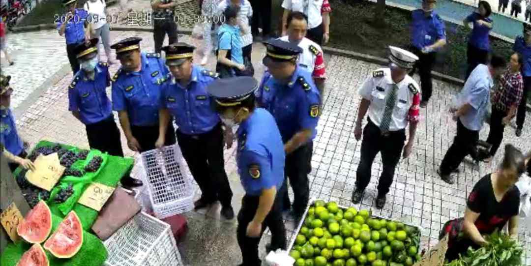 重庆城管追打女店主被对方拿刀砍伤 监控曝光激烈现场