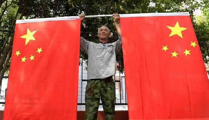 4万面五星红旗挂上武汉街头