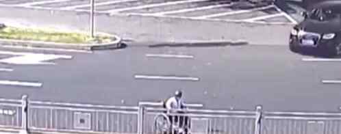 大爷坐轮椅横穿马路