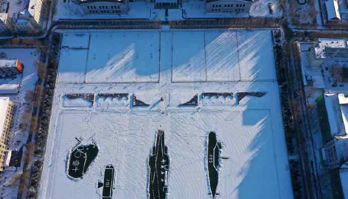 哈工程师生用积雪造雪舰