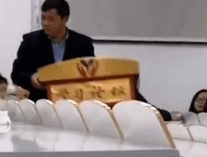 高校老师上课自带移动讲台