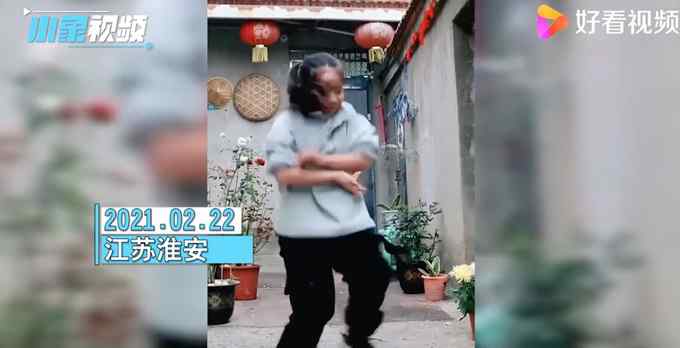11岁农村女孩跳舞引网友喊话出道！ 妈妈：已拒绝十几个广告