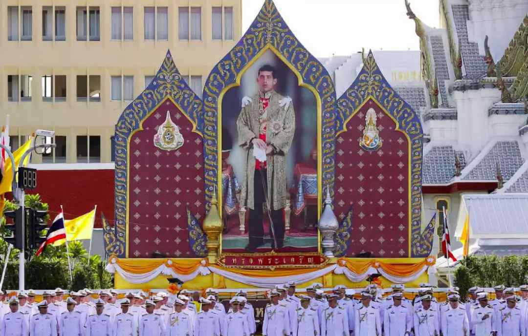 泰国国王的权力 泰国王室能富有成什么样子？1个泰国国王=82个英国女王，怪不得女人排队想嫁他