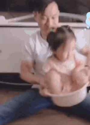 杨威发视频将女儿放盆里左摇右晃超级开心