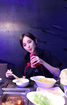 娜扎吃火锅卖萌放电 自称这波操作稳了