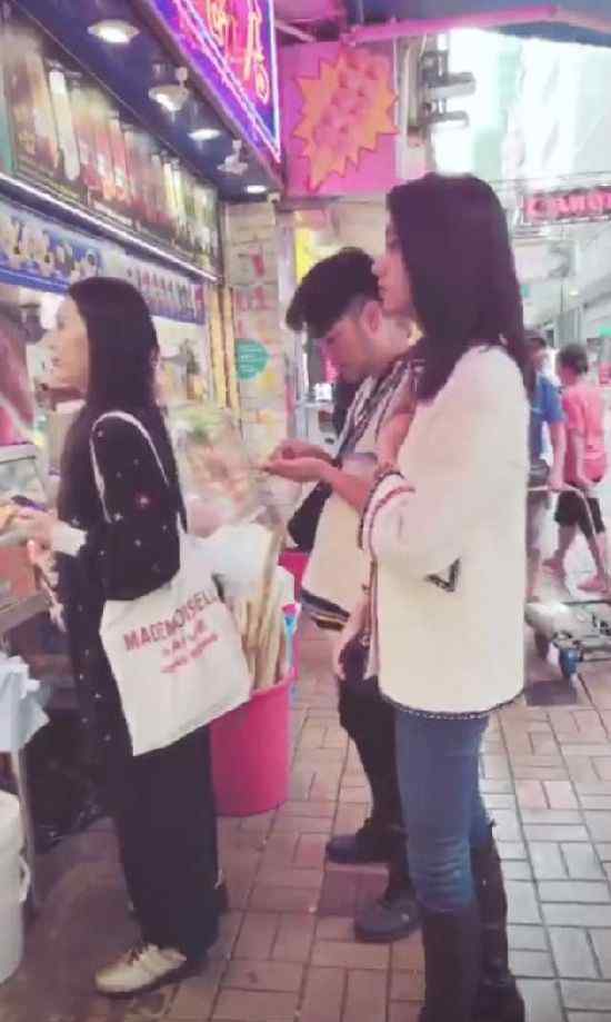 国民女儿木村光希在香港排队吃地摊 网友：非常的接地气
