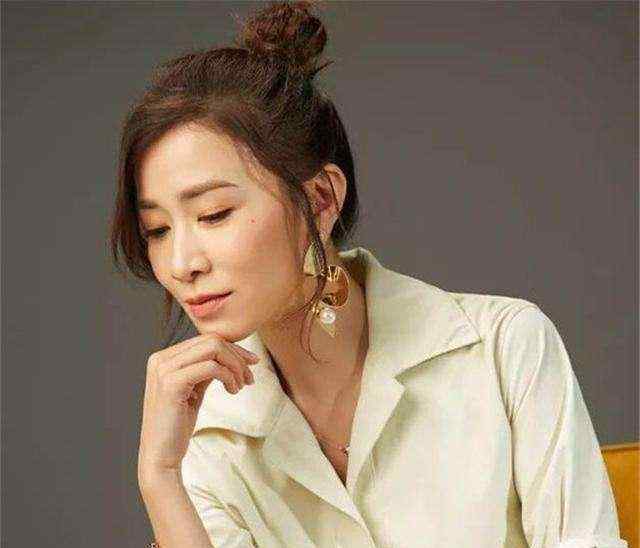去皱纹医院 佘诗曼新剧演花季少女，皱纹明显难掩衰老，曾去医院冻卵但被拒