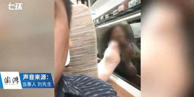 女子高铁上脱鞋搁窗台 前排乘客被熏醒！网友：隔着屏幕都仿佛有味道