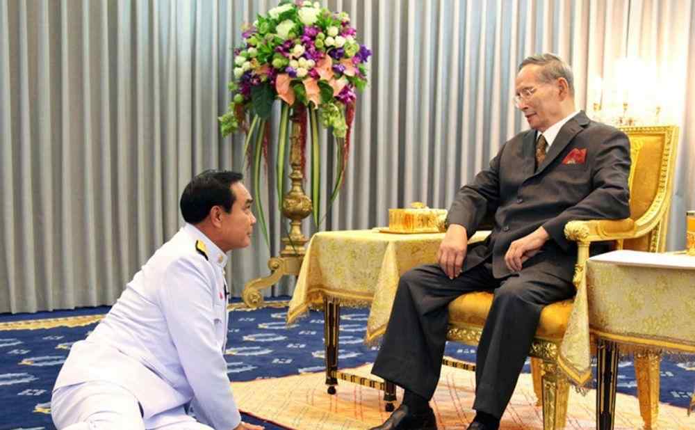 泰国国王有实权吗 都21世纪了，见王室还要行跪拜礼，泰国王室地位为何这么高