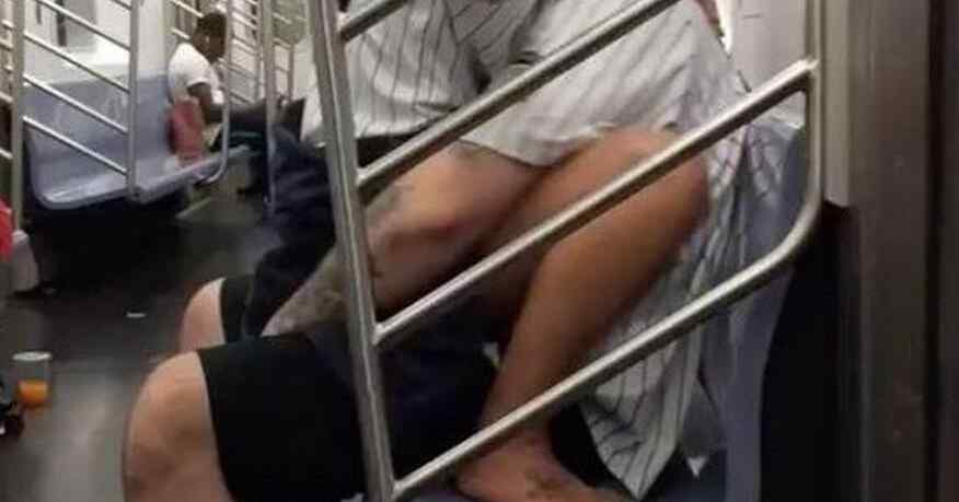 最早地铁上狂顶女屁股 球迷地铁上演活春宫 女子扭动屁股狂顶男子下体