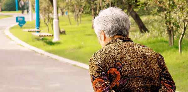 老人性格大变是快死 上了年纪的人，身体出现3个异常，需警惕，可能是老年痴呆先兆