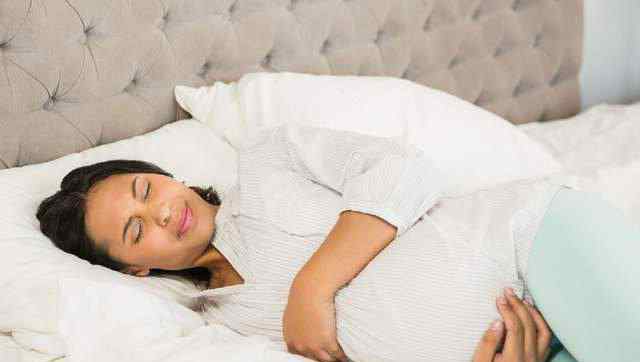 孕晚期熬夜胎儿死了 孕早中晚期准妈妈需要的睡眠时长：超8成不达标，胎儿很受伤