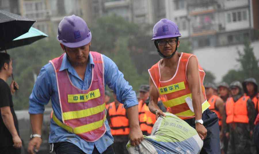 公交没顶江水漫到居民区 湖北恩施拉响防空警报